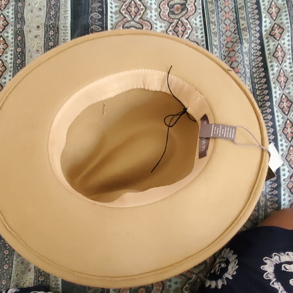 Broad Rim Hat - Picture 4 of 7